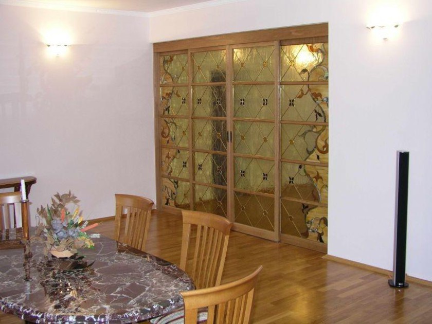 Перегородка для гостиной с цветным стеклом и декоративными вставками Таганрог