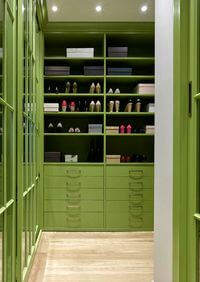 Г-образная гардеробная комната в зеленом цвете Таганрог