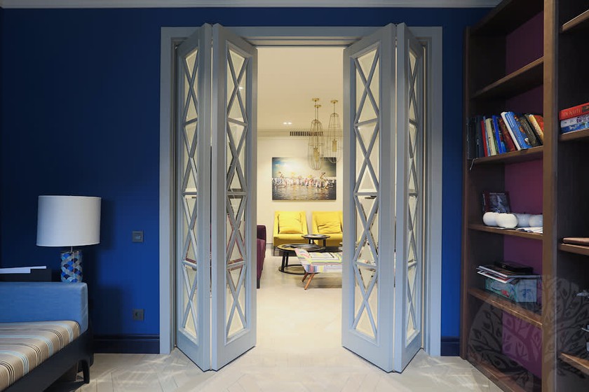 Двери гармошка  для гостиной со стеклами с разделителями Таганрог