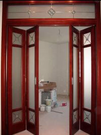 Дверь гармошка с декоративными стеклянными вставками Таганрог